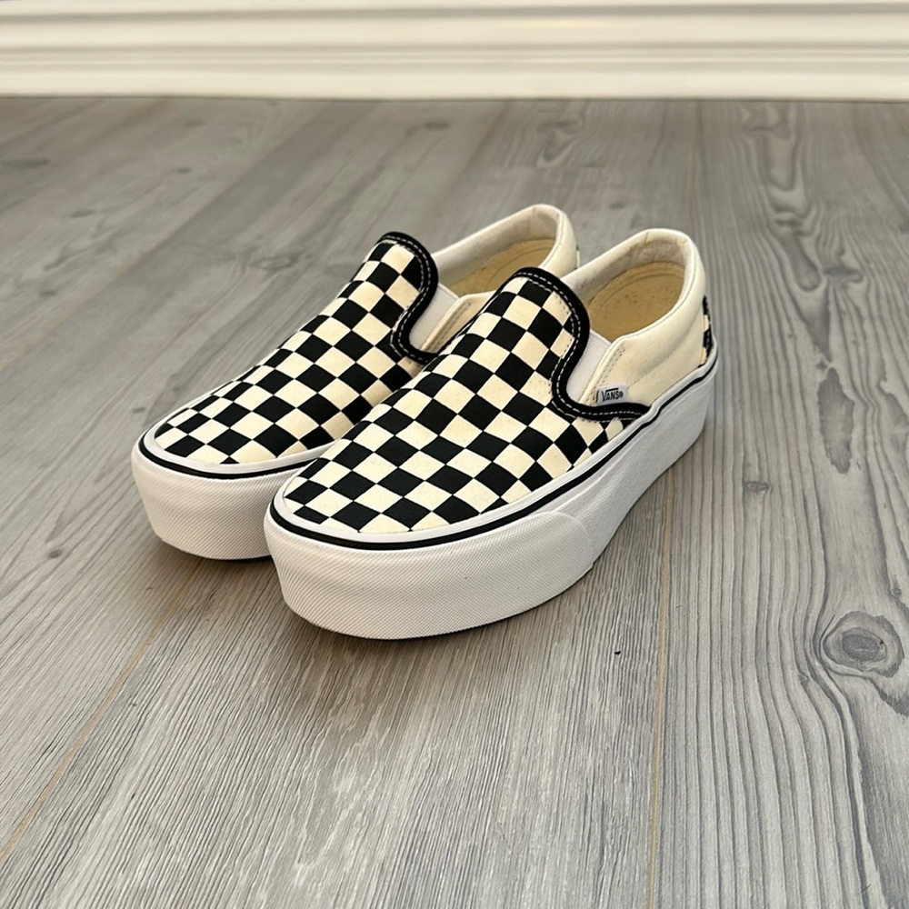 Vans Womans US 7.5  US Men’s 6
Used 
See pictures for signs of wear